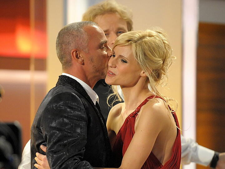 Das Ex-Ehepaar Michelle Hunziker und Eros Ramazzotti begrüßt sich in der Sendung "Wetten, dass..?" - dahinter der damalige Gastgeber Thomas Gottschalk