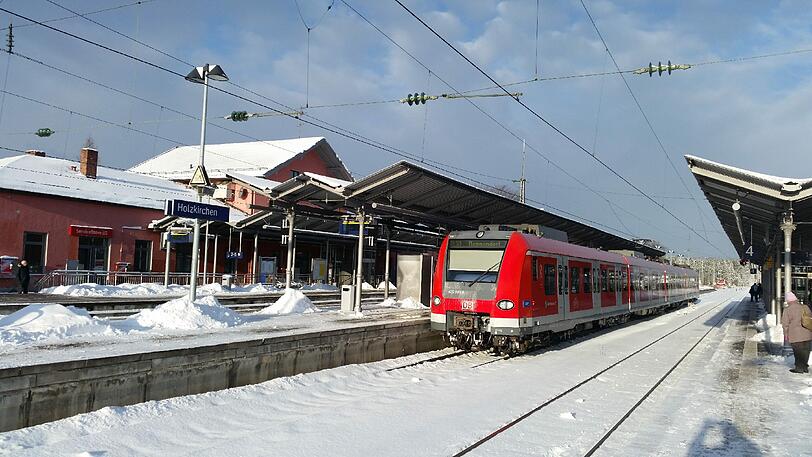 Der Bahnhof in Holzkirchen am Sonntag in der Früh.