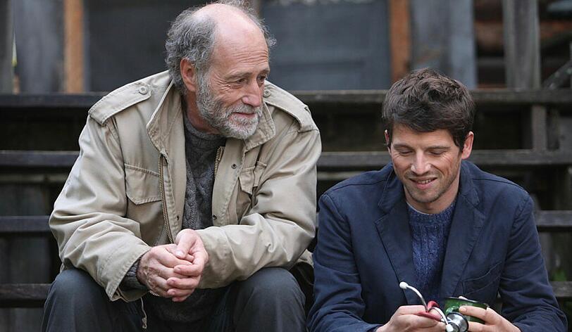 Mathieu (Pierre Deladonchamps, rechts) hört von Pierre (Gabriel Arcand) Geschichten über seinen Vater.