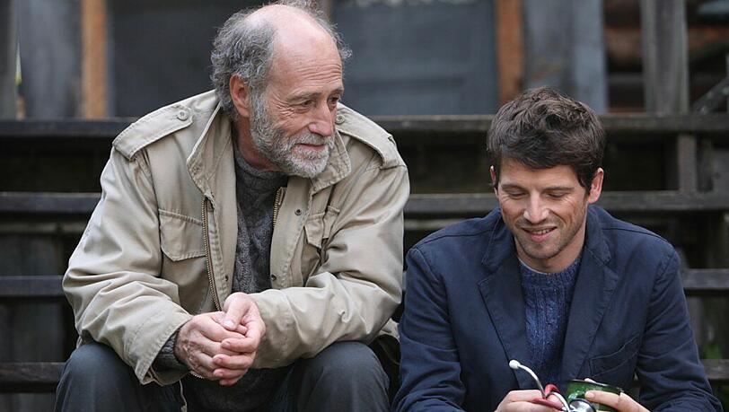 Mathieu (Pierre Deladonchamps, rechts) hört von Pierre (Gabriel Arcand) Geschichten über seinen Vater.