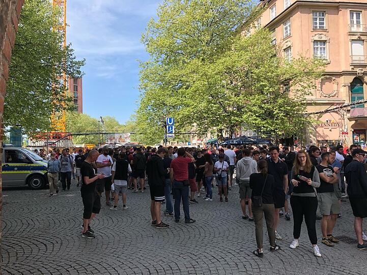 Sonntagvormittag, um kurz vor 11 Uhr: Die Lage am Sendlinger Tor, wo sich die Ultras des FC Bayern treffen.