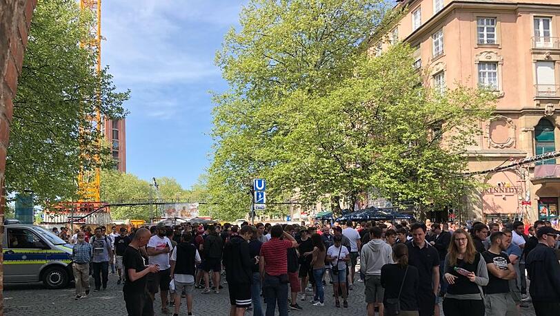 Sonntagvormittag, um kurz vor 11 Uhr: Die Lage am Sendlinger Tor, wo sich die Ultras des FC Bayern treffen. Sonntagvormittag, um kurz vor 11 Uhr: Die Lage am Sendlinger Tor, wo sich die Ultras des FC Bayern treffen.