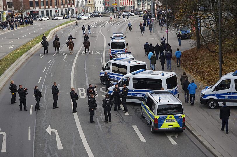 Insgesamt waren rund 500 Polizeibeamte im Einsatz, um etwaige Ausschreitungen zwischen den Fanlagern zu verhindern.