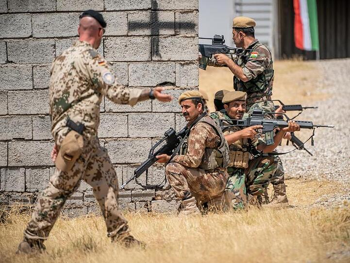 Ein Bundeswehrsoldat begeleitet die Ausbildung kurdischer Peschmerga in Erbil.