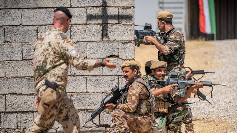 Ein Bundeswehrsoldat begeleitet die Ausbildung kurdischer Peschmerga in Erbil. Ein Bundeswehrsoldat begeleitet die Ausbildung kurdischer Peschmerga in Erbil.
