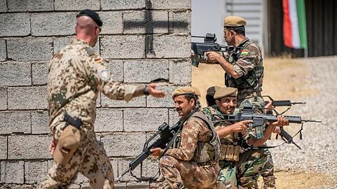 Ein Bundeswehrsoldat begeleitet die Ausbildung kurdischer Peschmerga in Erbil.