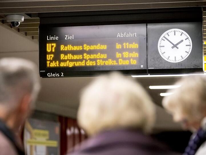 Anzeigetafel am U-Bahnhof Berliner Straße: BVG-Arbeitnehmer haben am Freitag bis 12 Uhr ihre Arbeit nieder gelegt.