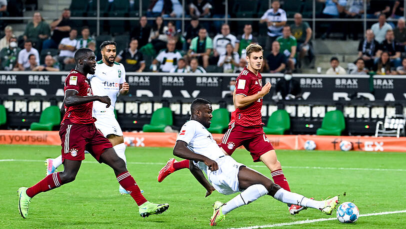 Josip Stanisic (r.) durfte gegen Gladbach und Dortmund als Rechtsverteidiger starten. Josip Stanisic (r.) durfte gegen Gladbach und Dortmund als Rechtsverteidiger starten.