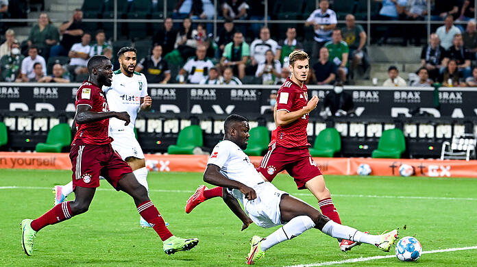Gladbachs Marcus Thuram sticht rein in die Lücke.  Solche Löcher offenbarte die Bayern-Defensive zu oft.