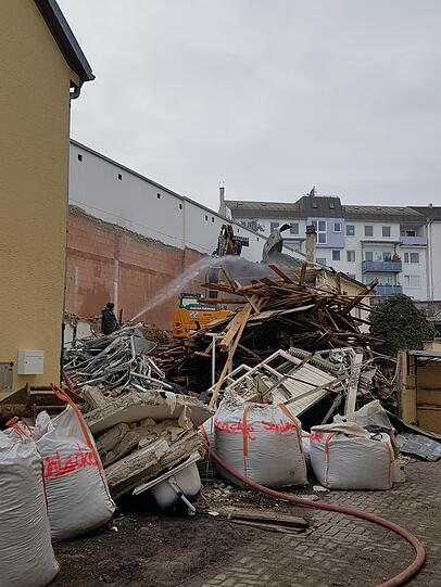 Sommerstraße 52 nachher: Kaum ist der Abriss der Anbauten Ende Januar genehmigt, sind eine Woche später die Bagger am Werk.
