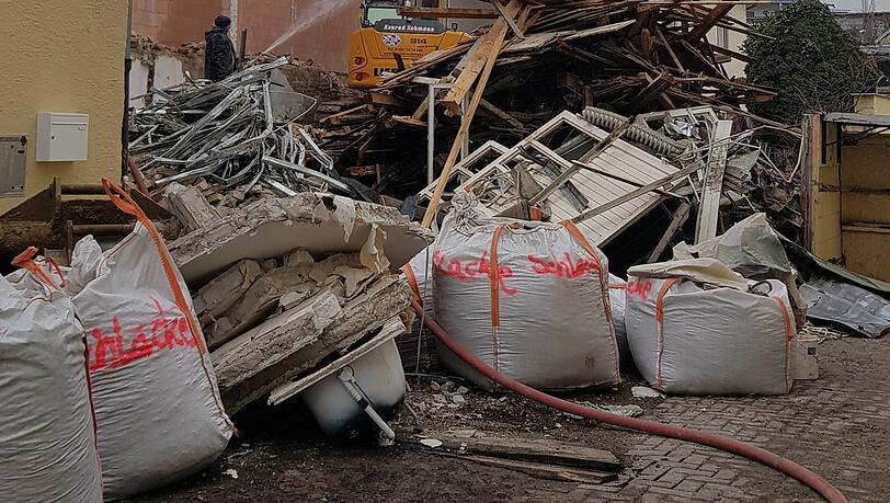 Sommerstraße 52 nachher: Kaum ist der Abriss der Anbauten Ende Januar genehmigt, sind eine Woche später die Bagger am Werk. Sommerstraße 52 nachher: Kaum ist der Abriss der Anbauten Ende Januar genehmigt, sind eine Woche später die Bagger am Werk.