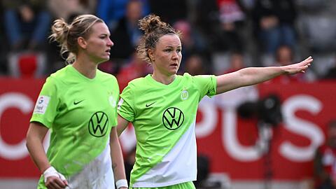 Wolfsburgs Alexandra Popp (r) und Marina Hegering am Spielfeld.