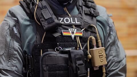 Beamte der Zollkriminalamts nehmen die Beschuldigten fest. (Archivbild)