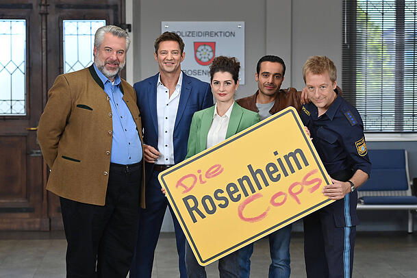 Igor Jeftic (2. v. l.) und Kollegen am Set der "Rosenheim-Cops".