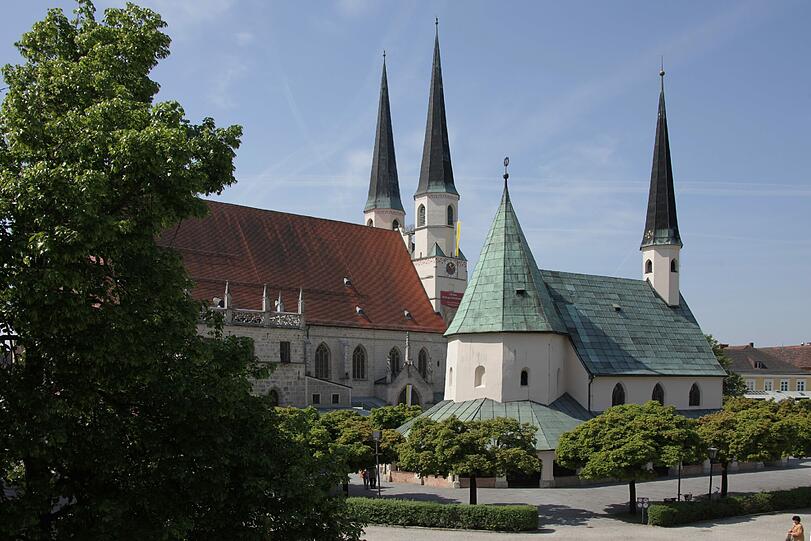 Neben der Gnadenkapelle ist die Stiftskirche in Altötting ein beliebtes Ziel der Pilger.