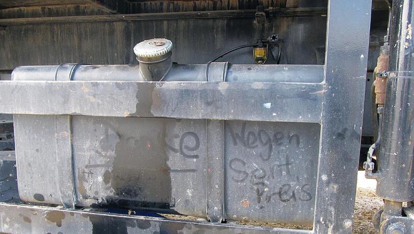 250 Liter Diesel abgezapft – und dann dafür bedankt: „Danke – wegen Spritpreis“, hat der Dieb auf den Tank geschrieben. 250 Liter Diesel abgezapft – und dann dafür bedankt: „Danke – wegen Spritpreis“, hat der Dieb auf den Tank geschrieben.