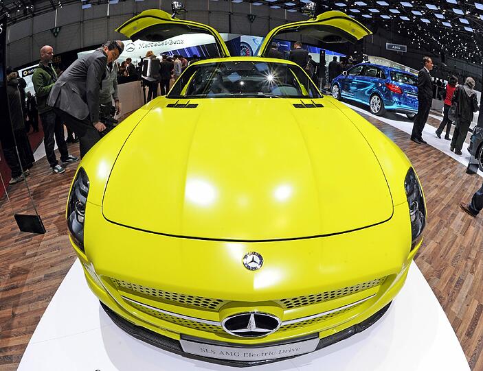 Der Mercedes-Benz SLS AMG Coupe Electric Drive. Foto: Uli Deck/dpa