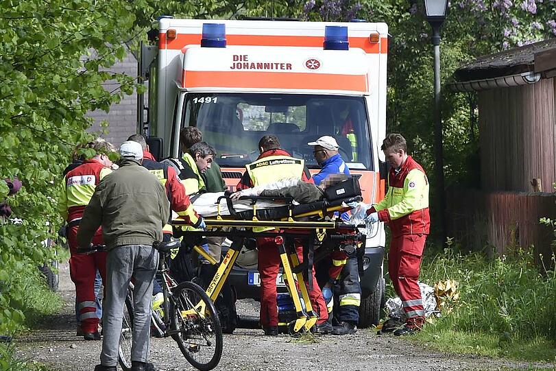 Rettungskräfte versorgen die verletzte Frau. Sie wollte zwei Pferde vom Stall auf die Koppel führen.