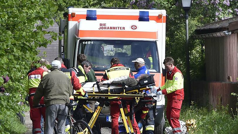 Rettungskräfte versorgen die verletzte Frau. Sie wollte zwei Pferde vom Stall auf die Koppel führen. Rettungskräfte versorgen die verletzte Frau. Sie wollte zwei Pferde vom Stall auf die Koppel führen.