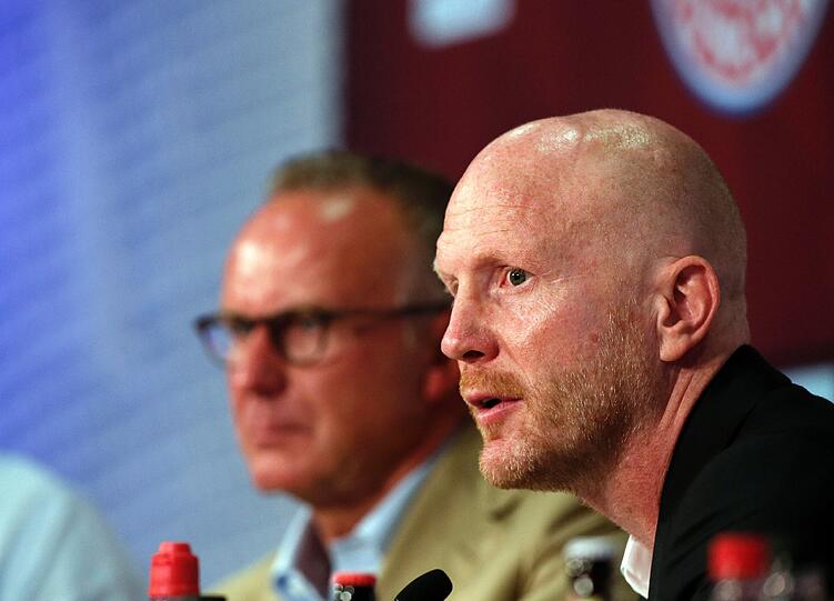 Sitzt er bald wieder auf der Bayern-Bank? Matthias Sammer, im Hintergrund Karl-Heinz Rummenigge.