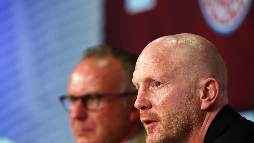 Sitzt er bald wieder auf der Bayern-Bank? Matthias Sammer, im Hintergrund Karl-Heinz Rummenigge. Sitzt er bald wieder auf der Bayern-Bank? Matthias Sammer, im Hintergrund Karl-Heinz Rummenigge.