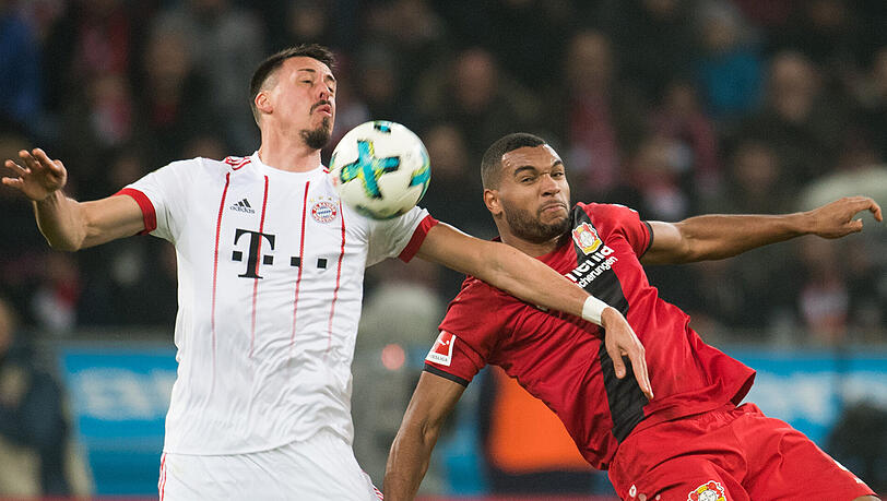 Leverkusen-Innenverteidiger Jonathan Tah (r.) im Duell mit Bayerns Sandro Wagner. Leverkusen-Innenverteidiger Jonathan Tah (r.) im Duell mit Bayerns Sandro Wagner.