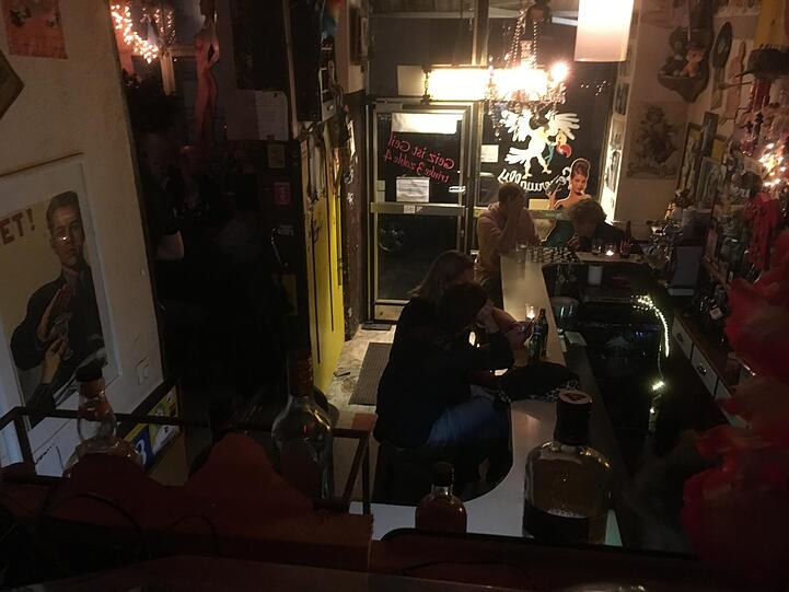 Ein bisserl dunkel: die Perspektive vom DJ-Pult.