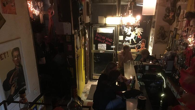 Ein bisserl dunkel: die Perspektive vom DJ-Pult.