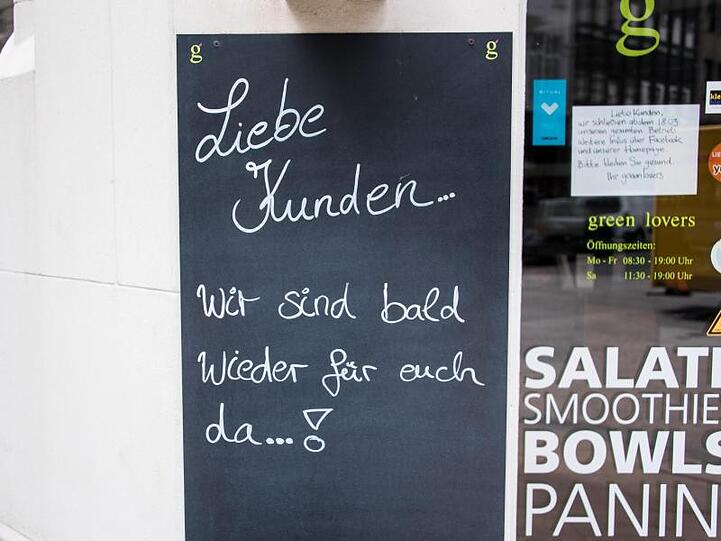 "Liebe Kunden... Wir sind bald wieder für euch da...!" - ein Schild an einem Restaurant in der Hamburger Innenstadt.