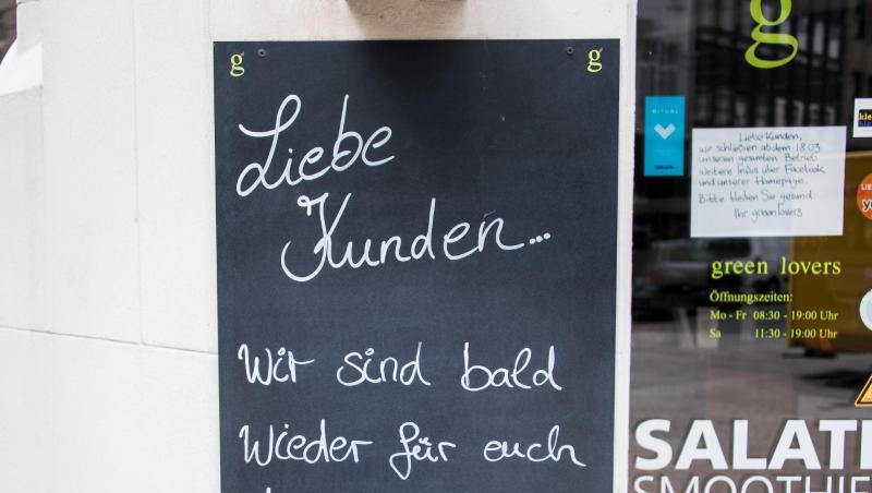 "Liebe Kunden... Wir sind bald wieder für euch da...!" - ein Schild an einem Restaurant in der Hamburger Innenstadt. "Liebe Kunden... Wir sind bald wieder für euch da...!" - ein Schild an einem Restaurant in der Hamburger Innenstadt.