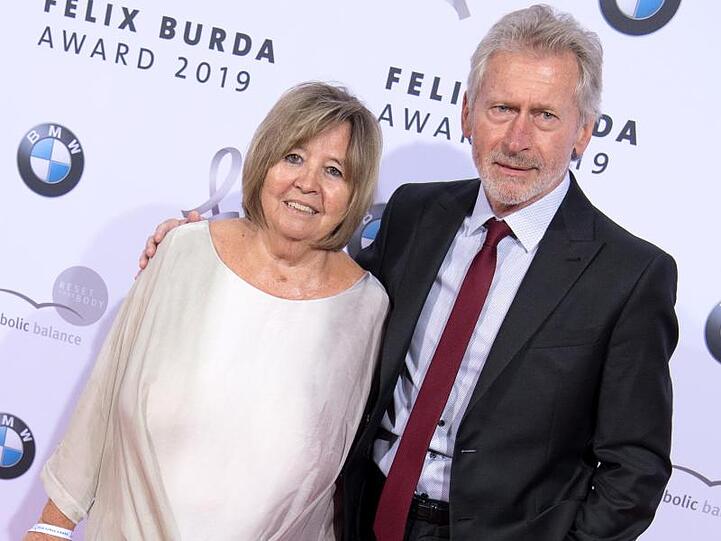 Paul Breitner und Ehefrau Hildegard posieren für die Kamera bei der Feier zur Verleihung des Felix Burda Awards. Foto: Jörg Carstensen