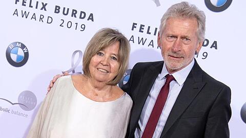 Paul Breitner und Ehefrau Hildegard posieren für die Kamera bei der Feier zur Verleihung des Felix Burda Awards. Foto: Jörg Carstensen