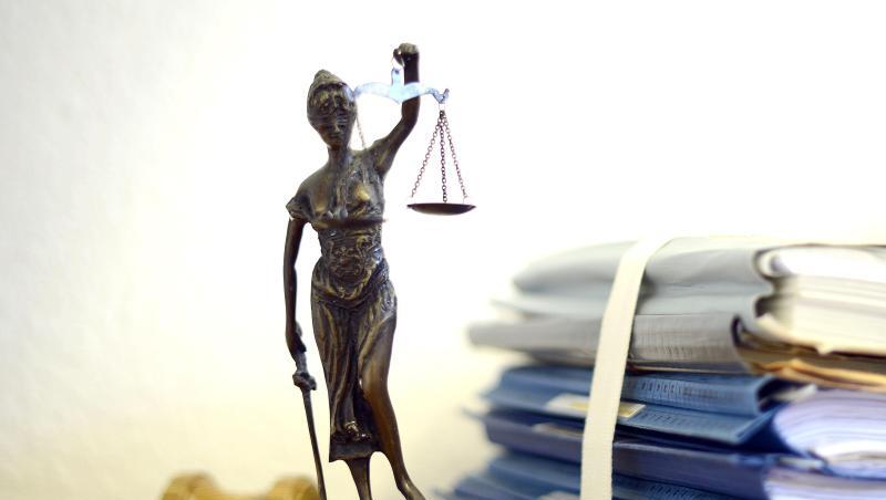 Justitia mit Holzhammer und Aktenstapel. Foto: Volker Hartmann/Archivbild Justitia mit Holzhammer und Aktenstapel. Foto: Volker Hartmann/Archivbild
