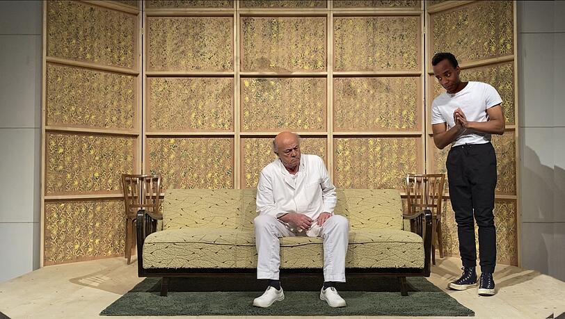 Hans Stadlbauer und Derek Nowak (rechts) in der Bühnenfassung des Films "Wer hat Angst vorm weißen Mann" in der Komödie im Bayerischen Hof