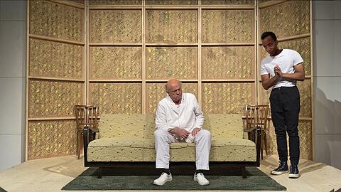 Hans Stadlbauer und Derek Nowak (rechts) in der Bühnenfassung des Films "Wer hat Angst vorm weißen Mann" in der Komödie im Bayerischen Hof