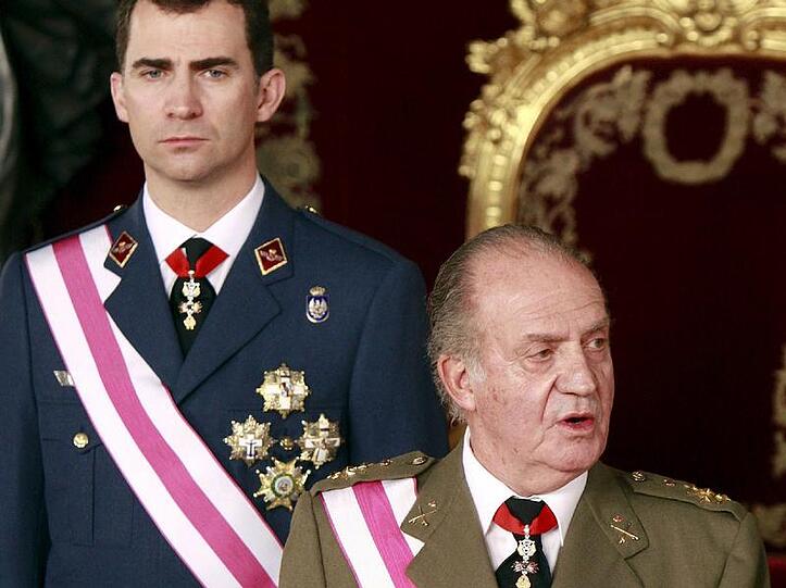 &bdquo;Gewöhn Dir an, Deinem Gegenüber in die Augen zu schauen&ldquo;: König Juan Carlos beherzigt die Ratschläge für Sohn Felipe selbst.