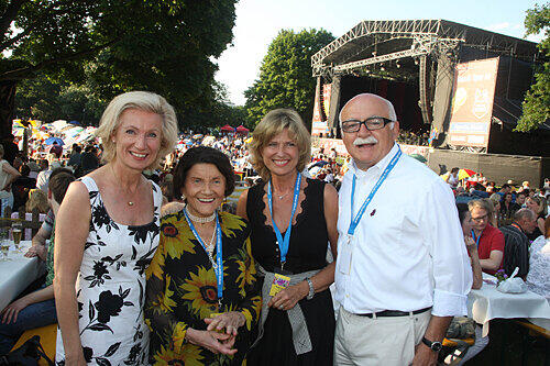 Promi-Empfang: Kulturreferentin Julia Lehner mit Sponsorin Henriette Schmidt-Burkhardt, Dagmar Wöhrl und Gerd Schmelzer (v.li.).