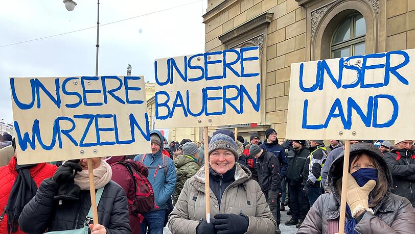 Protestierende am Odeonsplatz halten ihre Schilder in die Höhe.