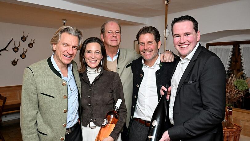 Fröhliche Weinpräsentation (v. l.): Hotelier Korbinian Kohler, Evelyn Greffenius, Andreas Baron von Maltzan, Philip Greffenius und Peter Michel.