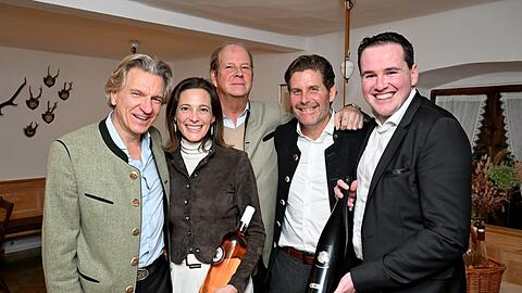Fröhliche Weinpräsentation (v. l.): Hotelier Korbinian Kohler, Evelyn Greffenius, Andreas Baron von Maltzan, Philip Greffenius und Peter Michel.