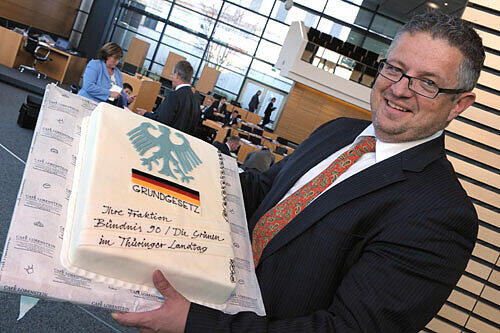 Thüringens Innenminister Peter Huber (CDU) zeigt am Donnerstag (11.11.2010) im Thüringer Landtag in Erfurt eine Torte, die er von der Fraktion der Grünen überreicht bekam. Huber wird Richter am Bundesverfassungsgericht.