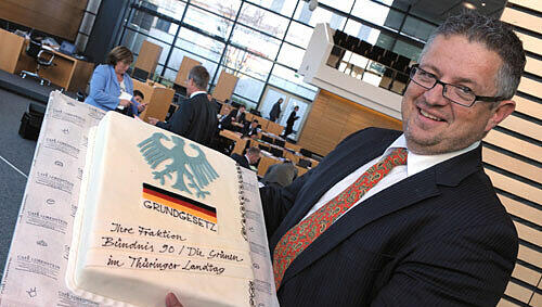 Thüringens Innenminister Peter Huber (CDU) zeigt am Donnerstag (11.11.2010) im Thüringer Landtag in Erfurt eine Torte, die er von der Fraktion der Grünen überreicht bekam. Huber wird Richter am Bundesverfassungsgericht. Thüringens Innenminister Peter Huber (CDU) zeigt am Donnerstag (11.11.2010) im Thüringer Landtag in Erfurt eine Torte, die er von der Fraktion der Grünen überreicht bekam. Huber wird Richter am Bundesverfassungsgericht.