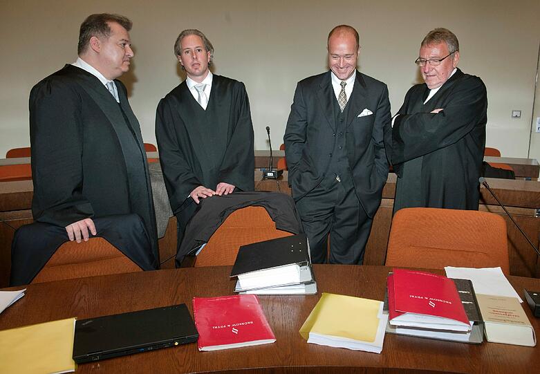 Der frühere BayernLB-Vorstand Gerhard Gribkowsky steht in München vor Gericht. Die Bilder aus dem Gerichtssaal