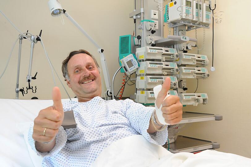 Daumen hoch! Peter Neururer nach seinem Herzinfarkt in der Klinik.