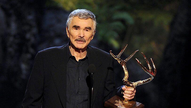 Burt Reynolds bei den "Guys Choice Awards" im Jahr 2013. Jetzt lässt der Schauspieler 600 persönliche Gegenstände versteigern. Burt Reynolds bei den "Guys Choice Awards" im Jahr 2013. Jetzt lässt der Schauspieler 600 persönliche Gegenstände versteigern.