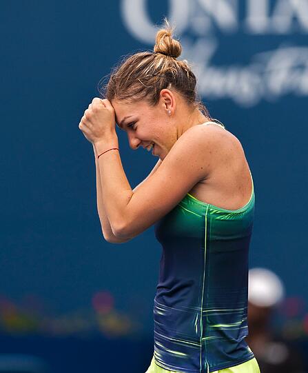 Die rumänische Tennisspielerin Simona Halep machte 2009 mit einer Brustverkleinerung auf sich aufmerksam und startete danach durch. 2014 besiegte sie beim WTA-Finale in Singapur überraschend die Weltranglisten-Erste Serena Williams mit 6:0 und 6:2.