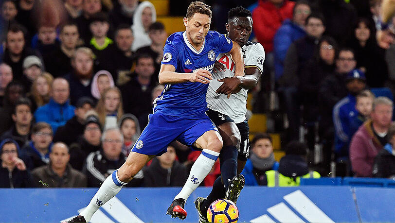 Chelseas Nemanja Matic, hier im Zweikampf mit Tottenham Hotspur's Victor Wanyama, könnte den Verein wechseln. Chelseas Nemanja Matic, hier im Zweikampf mit Tottenham Hotspur's Victor Wanyama, könnte den Verein wechseln.