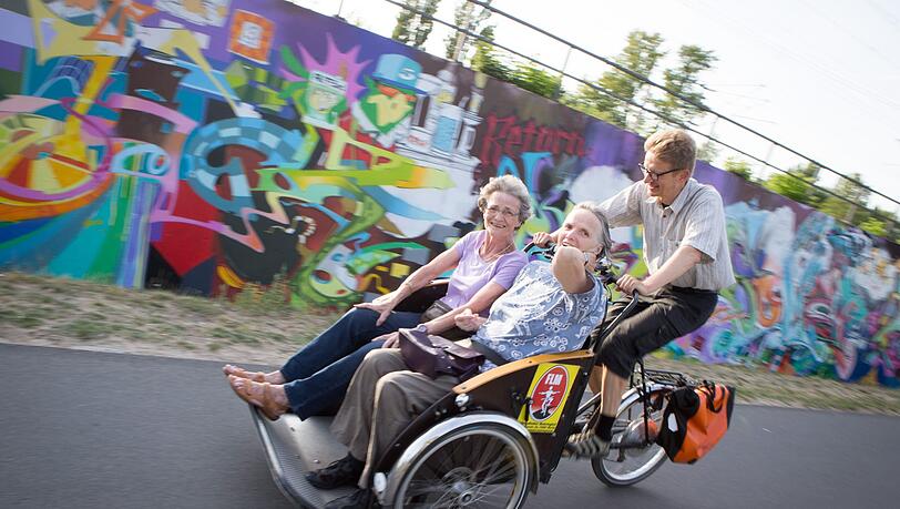Einsteigen, die Damen, und los geht’s. In Essen gibt es die Rikscha-Dienste für Senioren schon. Vielleicht auch bald in München? Einsteigen, die Damen, und los geht’s. In Essen gibt es die Rikscha-Dienste für Senioren schon. Vielleicht auch bald in München?