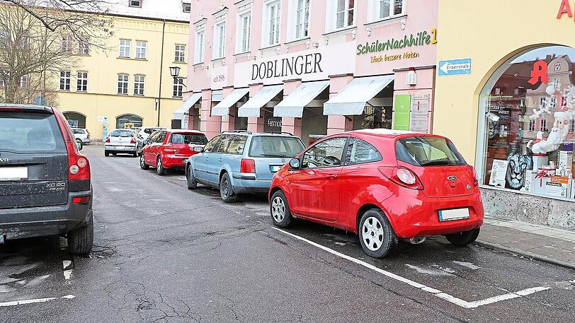 Die vier Längsparkplätze vor dem Einrichtungshaus "Doblinger" werden durch Fahrradständer ersetzt. Dadurch soll es an dieser Stelle auch weniger eng für durchfahrende Autos werden.
