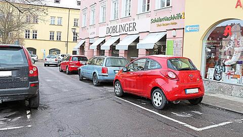 Die vier Längsparkplätze vor dem Einrichtungshaus "Doblinger" werden durch Fahrradständer ersetzt. Dadurch soll es an dieser Stelle auch weniger eng für durchfahrende Autos werden.